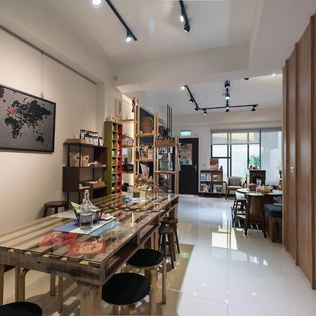 黑琵軼棧湖濱旅宿 K&B Happy Hostel Тайнань Экстерьер фото